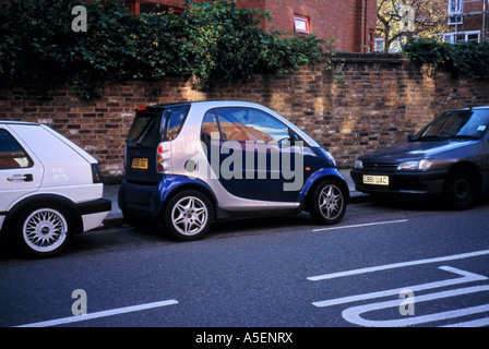 Una Smart ForTwo parcheggiata in uno spazio ristretto, Londra, Inghilterra, Regno Unito Foto Stock