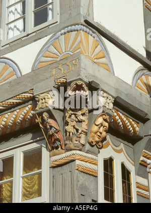 Riccamente intagliato dettagli architettonici di Stiftsherrenhaus, Osterstrasse, Hameln (Hamelin), Neidersachsen, Bassa Sassonia (Germania). Foto Stock