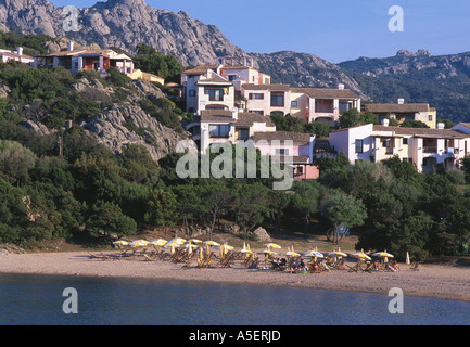 Spiaggia con case vacanza a Porto Cervo Sardegna Italia Foto Stock