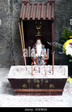 Il Tempio di Tin Hau, piccolo santuario sorge al di fuori, Hong Kong, Cina Foto Stock