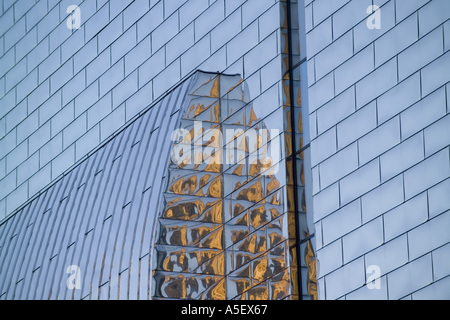 Scozia GLASGOW DETTAGLIO DI EDIFICIO con vetro riflettente con la superficie di alluminio Foto Stock