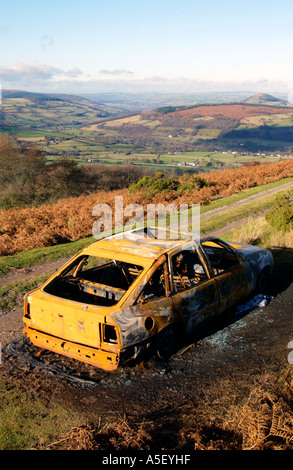 Bruciata auto nei pressi di dumping Llangynidr, Parco Nazionale di Brecon Beacons, Powys, South Wales, Regno Unito Foto Stock