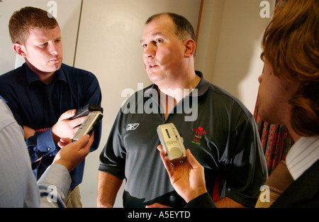 Professional rugby allenatore Mike Ruddock facendo interviste con i media durante il coaching Galles rugby Cardiff South Wales UK Foto Stock