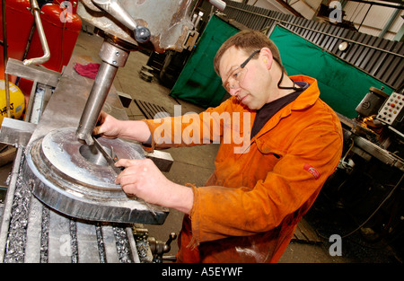 Ingegnere noioso il foro di precisione nella fabbricazione di acciaio REGNO UNITO Foto Stock