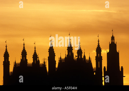 Stagliano case di guglie del Parlamento europeo contro il tramonto dorato, London, Regno Unito Foto Stock