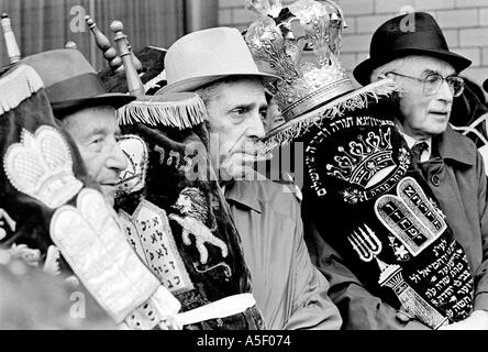 Ebrei ortodossi che trasportano rotoli della Torah in processione in una sinagoga presso lo Yeshivah College in Flood Street, Bondi a Sydney Australia intorno al 1989 Foto Stock