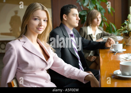 Gruppo di persone a Cofe Tabella breve la profondità della messa a fuoco in prima persona faccia s Foto Stock