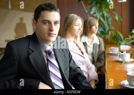 Gruppo di persone a Cofe Tabella breve la profondità della messa a fuoco in prima persona faccia s Foto Stock