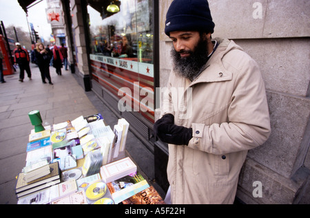 Un uomo vendita libri e cd su strada Foto Stock