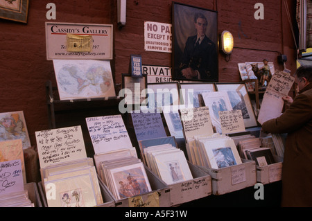 Belle cartoline per la vendita nel mercato di Portobello vicino a Notting Hill Gate Londra Foto Stock