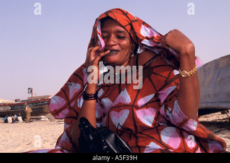 Una donna della Mauritania in abbigliamento tradizionale Nouakchott Mauritania Foto Stock