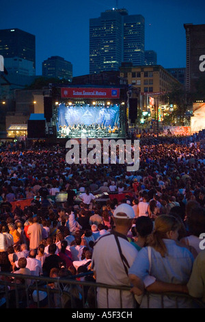 La folla che frequentano una serata per elevate prestazioni a un outdoor music festival di Montreal. Foto Stock