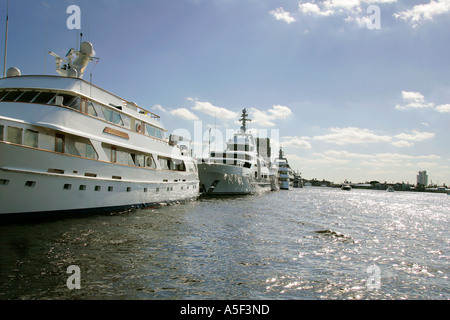 Fort Lauderdale FL Florida Intracoastal Waterway white una fila di Grand luxury yachts a vela marinaio captain blue sky ricca posh Foto Stock