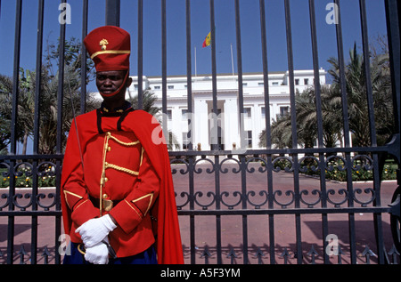 Un soldato guad sorge di fronte al presidente s Palace a Dakar in Senegal Foto Stock