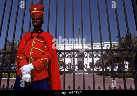 Un soldato sta di guardia di fronte al presidente s Palace a Dakar in Senegal Foto Stock