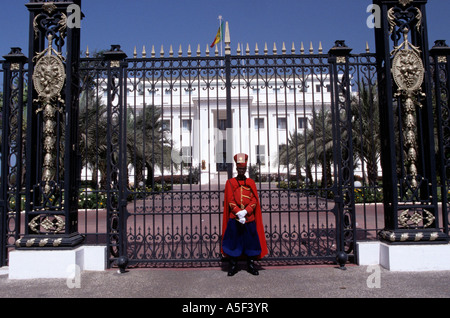 Un soldato sta di guardia di fronte al presidente s Palace a Dakar in Senegal Foto Stock