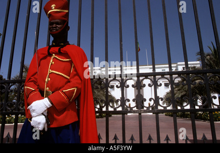 Un soldato sta di guardia di fronte al presidente s Palace a Dakar in Senegal Foto Stock