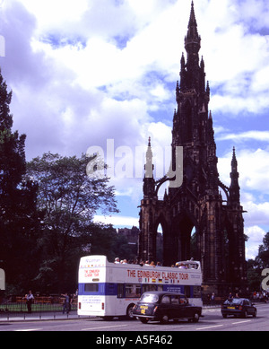 Edimburgo tour bus in Princes Street con Walter Scott Monument in background Foto Stock