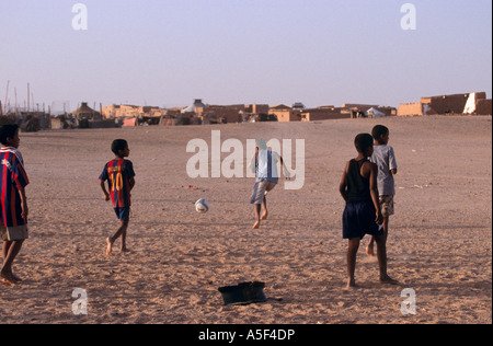 Bambini da Saharawi Refugee Camp a giocare a calcio in serata Foto Stock