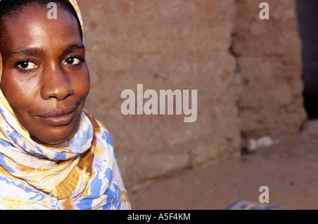 Una donna musulmana in Saharawi Refugee Camp di Tindouf Algeria occidentale Foto Stock