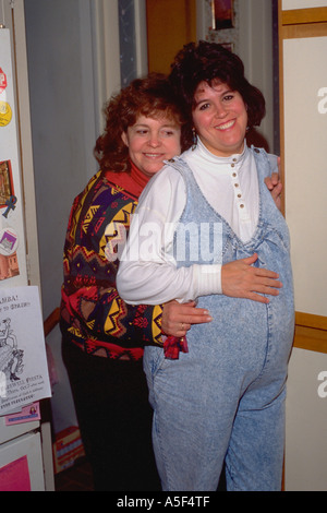 La zia abbracciando la gravidanza nipote età 48 e 26. Western molle Illinois USA Foto Stock