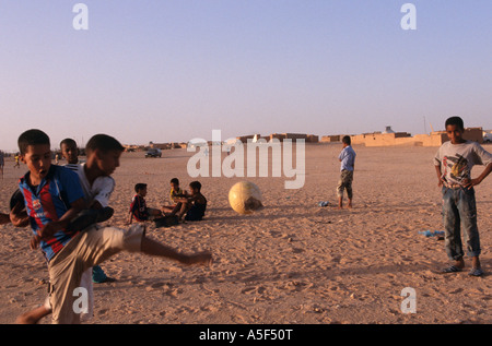 Bambini da Saharawi Refugee Camp giocare a palla, Tindouf, in Algeria occidentale Foto Stock