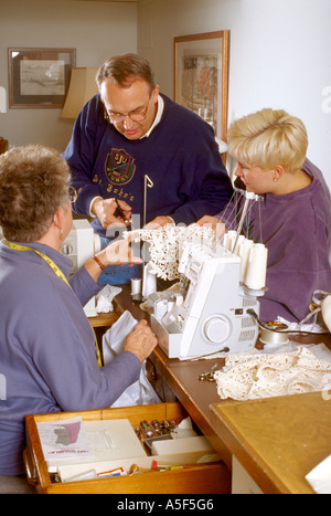 I genitori aiutando cucire sposa abito da sposa età 50 e 21. St Paul Minnesota USA Foto Stock