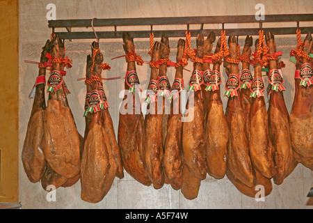 Gambe di prosciutto prosciutto iberico Ruiz appesa in un cafe a Siviglia Andalusia Spagna Foto Stock