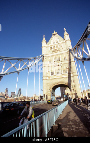 Persone il pendolarismo attraverso il Tower Bridge di Londra Foto Stock