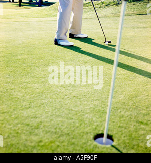 Golfista mettendo Foto Stock