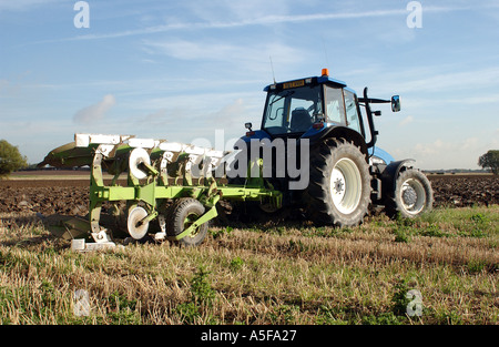 Trattore campo di aratura (11) Foto Stock