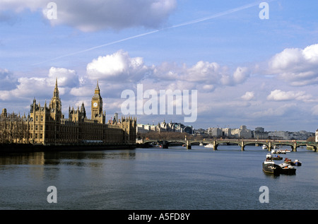 Il Palazzo del Parlamento e il fiume Tamigi a Londra Inghilterra Foto Stock