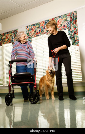 La donna nel centro di pensionamento. Foto Stock