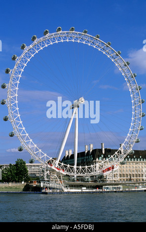 Il London Eye ruota panoramica Ferris lungo il fiume Tamigi a Londra Inghilterra Foto Stock