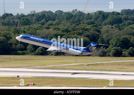 La Midwest MD 80 aereo in fase di decollo dall'Aeroporto Internazionale di Tampa Tampa Florida Foto Stock