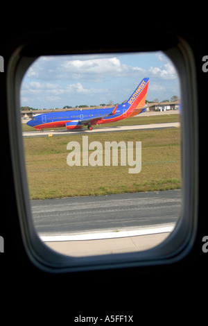 Southwest Airlines Boeing 737 visto attraverso la finestra di un aereo di linea Foto Stock