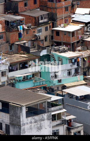 Hillside favela a Rio de Janeiro in Brasile queste baraccopoli sono casa a migliaia di persone povere squatting su suolo pubblico Foto Stock