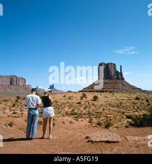 Coppia giovane scattano fotografie in Monument Valley, Arizona/Utah, Stati Uniti d'America Foto Stock