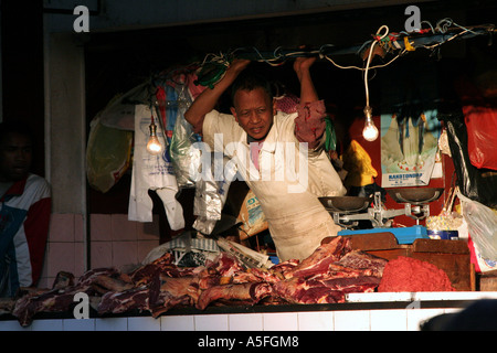 Macellaio vendita di carne a Analakely market pavilion di Antananarivo in Madagascar Foto Stock