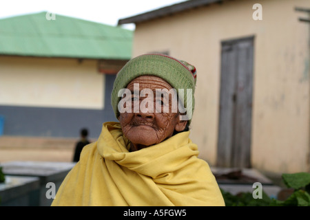 Anziani calorosamente donna vestita di Andasibe, Madagascar Foto Stock