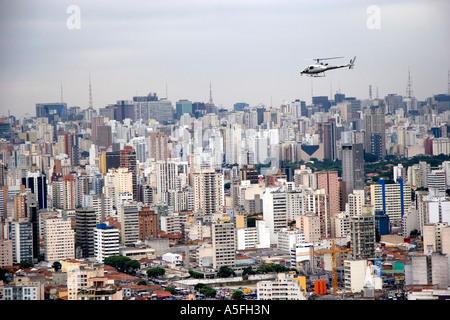 Vista aerea di Sao Paulo e un elicottero in volo Brasile Foto Stock