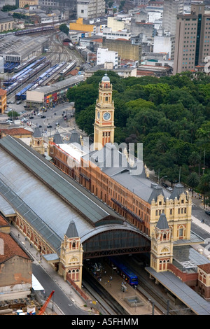 Vista aerea di una torre orologio su Estacion Luz stazione ferroviaria in Sao Paulo in Brasile Foto Stock