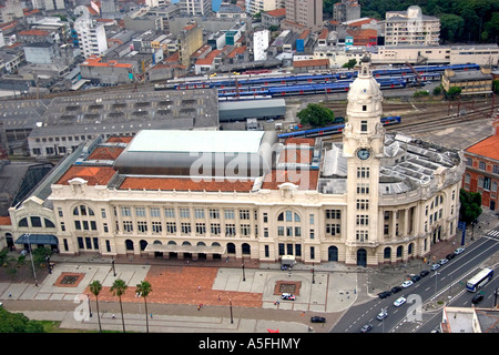 Vista aerea della vecchia stazione ferroviaria Estacao Julio Presteo e Estrada de Ferro Sorocabana in Sao Paulo in Brasile Foto Stock