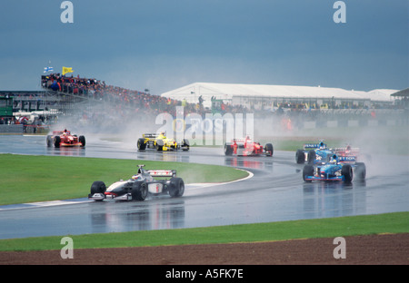 Mika Hakkinen conduce la FIA British Formula 1 Gran Premio di Gran Bretagna a Silverstone il 12 Luglio 1998 Foto Stock