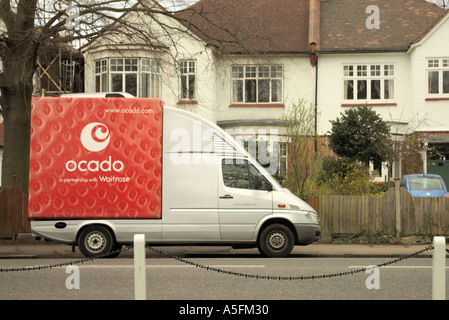 Un Ocado consegna generi alimentari van in una strada suburbana in Dulwich Village London Foto Stock
