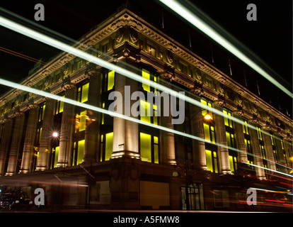 Una lunga esposizione di dal grande magazzino Selfridges di notte su Oxford Street Londra Inghilterra con il bus passante Foto Stock