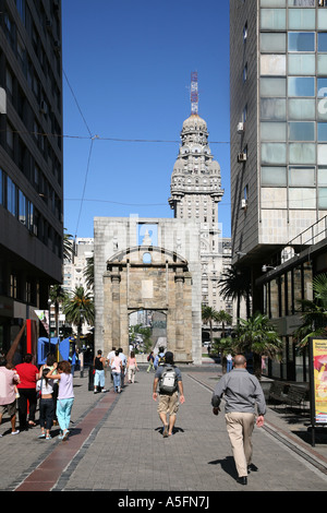 Uruguay Montevideo Palacio Salvo Puerta De La Ciudadela Foto Stock