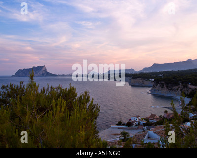 Vista verso la roccia Calpe Costa Blanca Spagna Foto Stock