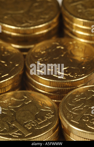 Pile e pile di oro australiano oscurata 1 dollaro e monete. Foto Stock