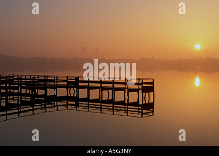 Alba sul lago Calhoun a Minneapolis. Foto Stock